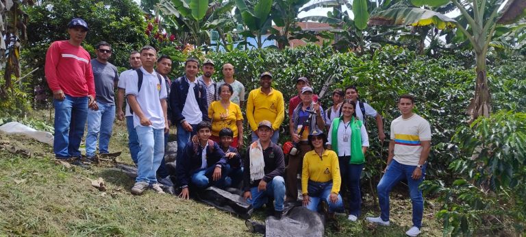 Caficultores y estudiantes se capacitaron en cosecha asistida en Trujillo, Valle del Cauca