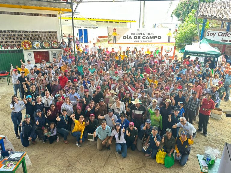 Participamos en un día de campo con 200 caficultores en Valle de San José, Santander