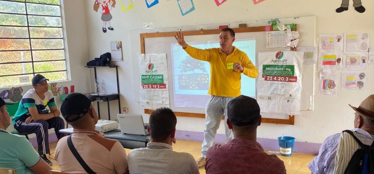 Jornada de campo en Pácora reunió a 80 caficultores con el apoyo técnico de Agrocafé