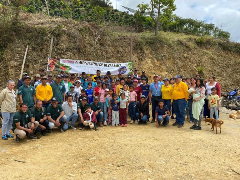 60 caficultores participaron en jornada de campo en Bucarasica sobre nutrición adecuada del cafetal