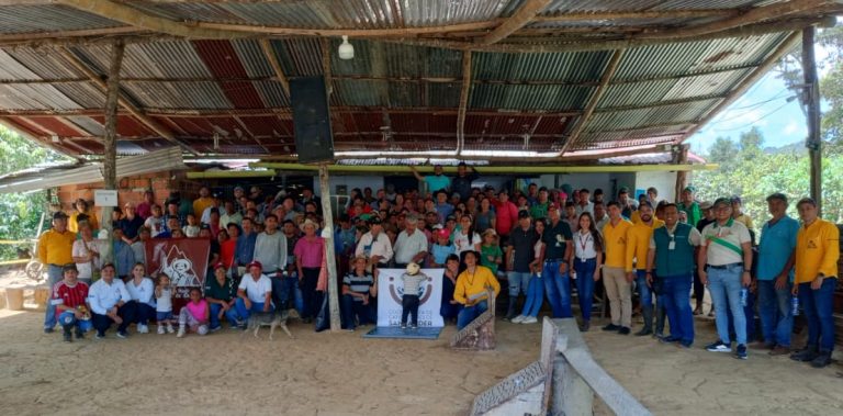 Caficultores de Oiba conocieron alternativas sostenibles para la fertilización durante jornada técnica