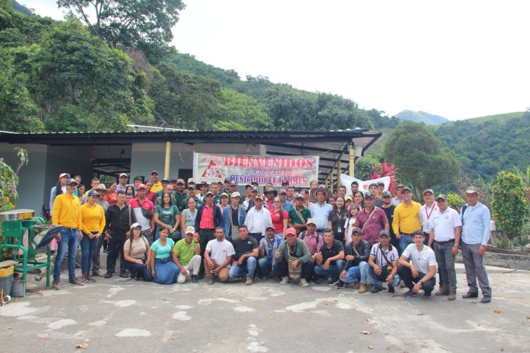 Caficultores de El Carmen recibieron capacitación en fertilización con enfoque en calidad y productividad