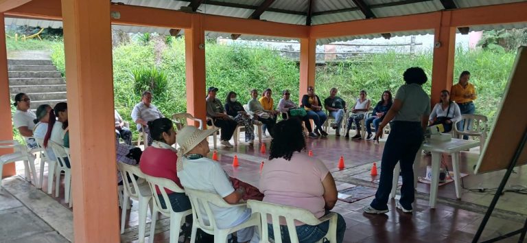 Mujeres caficultoras del Valle del Cauca fortalecieron sus conocimientos en nutrición vegetal y herramientas para el campo