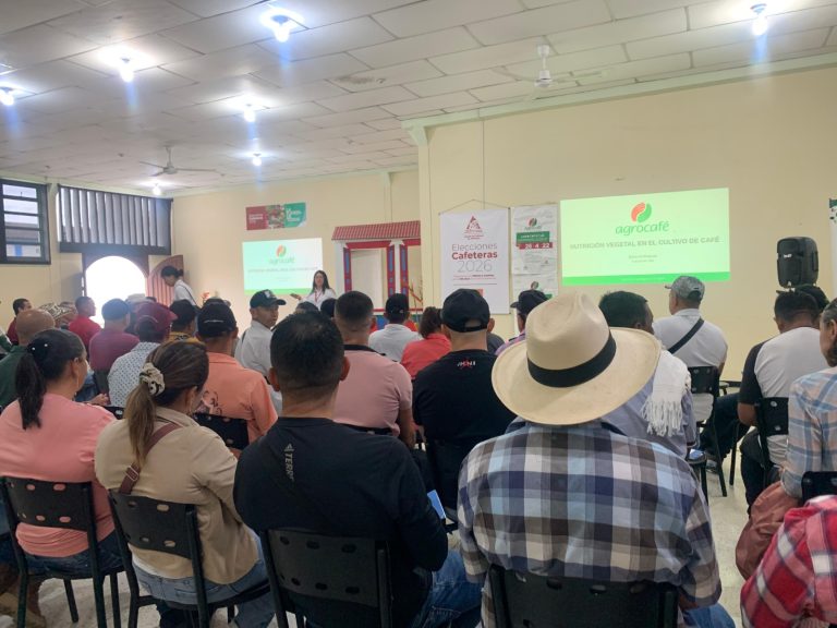 Caficultores antioqueños fortalecieron sus conocimientos en nutrición vegetal durante gira técnica