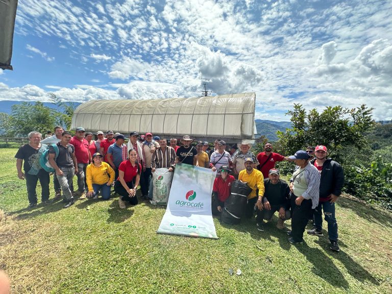 Se capacitaron 37 caficultores en Apía sobre cosecha asistida con lonas recolectoras