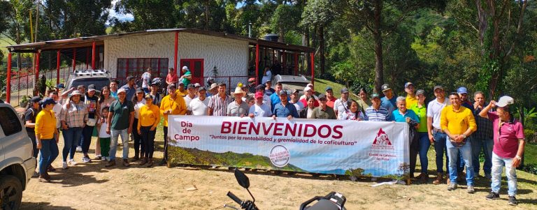 Más de 90 caficultores se formaron en fertilización responsable durante día de campo en Guadalupe, Huila