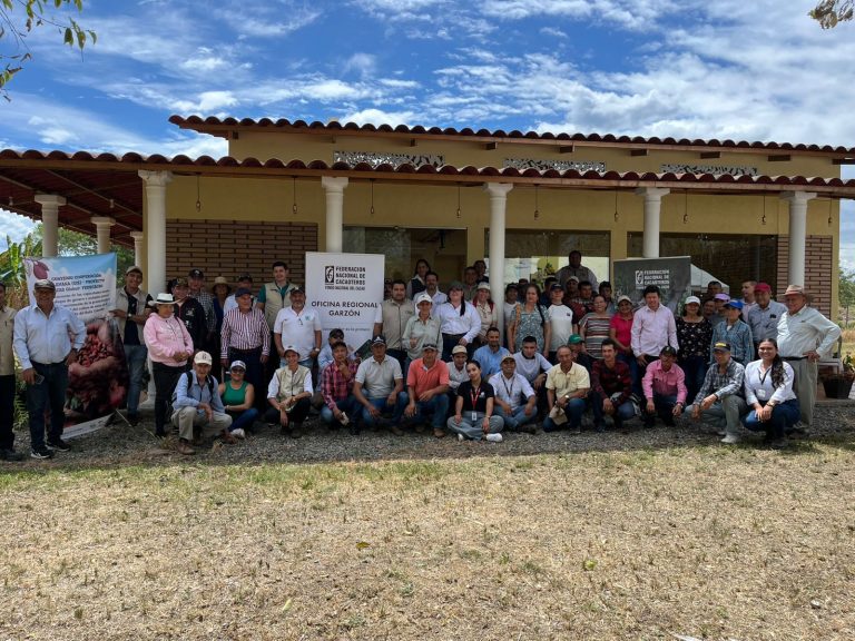 Más de 60 cacaoteros recibieron capacitación por parte de Fedecacao y agrocafé en día de campo en Garzón